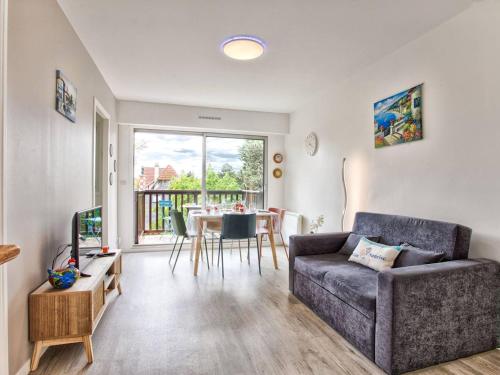 un salon avec un canapé et une table dans l'établissement Appartement cosy pour 4 à Cabourg avec balcon ensoleillé, à 400m de la plage - FR-1-788-6, à Cabourg