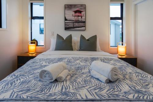 une chambre avec un grand lit avec des serviettes dessus dans l'établissement Sunsoaked seaside 1 bedroom 1 bath, à Christchurch