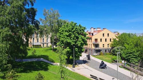 un parco con panchine e un edificio sullo sfondo di Apartment Vilnius Old Town a Vilnius