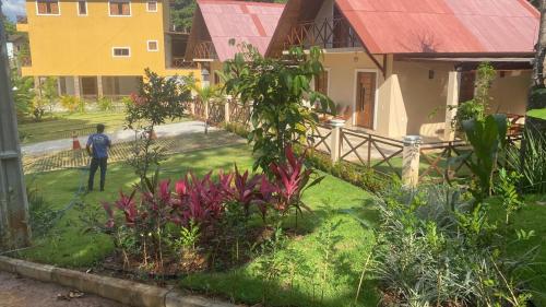 Taman di luar Chalé Suíço