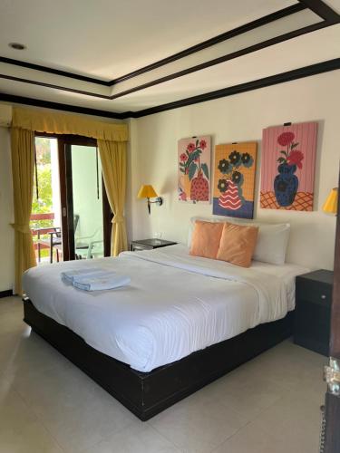 拉邁的住宿－蘇梅島海風廣場酒店，卧室配有一张白色大床