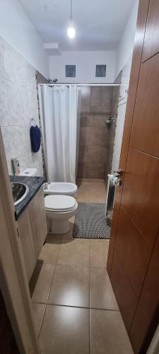 a small bathroom with a toilet and a shower at Complejo Boulevard Plottier in Plottier