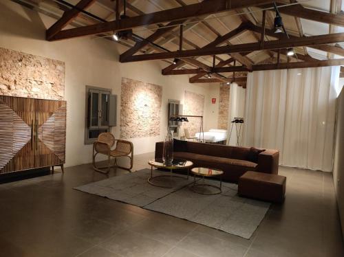 a living room with a couch and a table at Ático loft en molino antiguo in Paterna