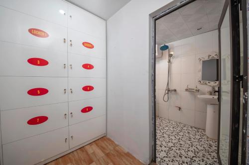 Central Sapa Serenity Homestay في سابا: حمام به أدراج حمراء ومرحاض