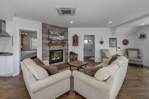 a living room with two couches and a fireplace at Berg Haus by NW Comfy Cabins in Leavenworth
