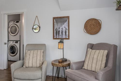 a living room with two chairs and a washing machine at Berg Haus by NW Comfy Cabins in Leavenworth