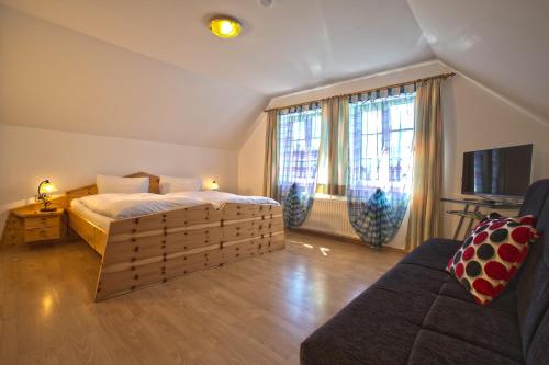 - une chambre avec un lit et un canapé dans l'établissement Schusterhäusl, à Wörschach