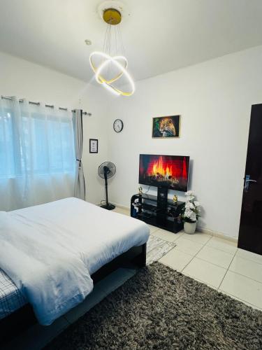een slaapkamer met een bed en een open haard bij Cozy Dala Room in Sharjah