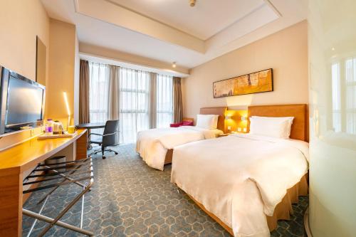 Holiday Inn Express Beijing Huacai, an IHG Hotel في بكين: غرفة فندقية بسريرين وتلفزيون بشاشة مسطحة