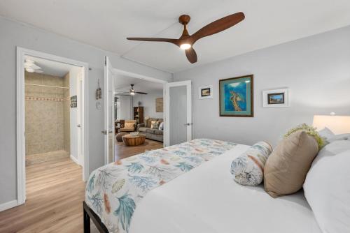 a bedroom with a bed and a ceiling fan at Hale Ono Loa 104 in Kahana