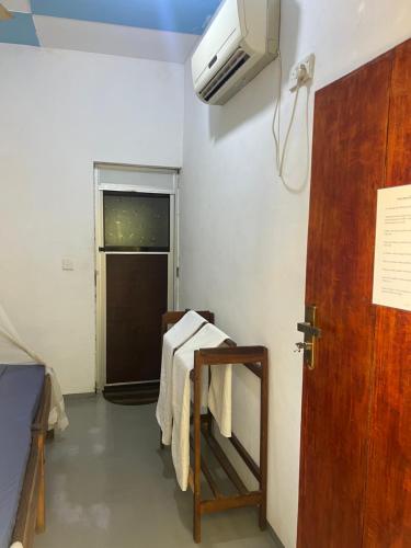 um quarto de hospital com uma cama e uma ventoinha em Moxy Bay Arugambay em Baía de Arugam