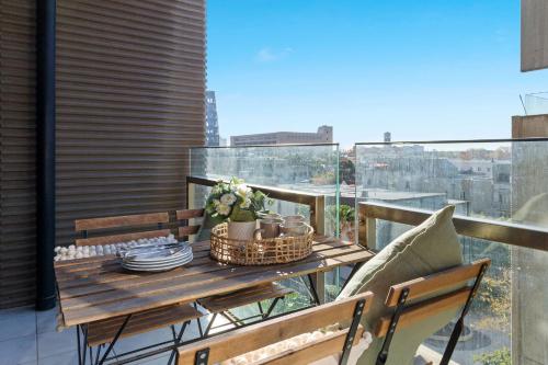 Un balcón o terraza de A Chic 2BR Apt Near Melbourne Uni FREE Parking