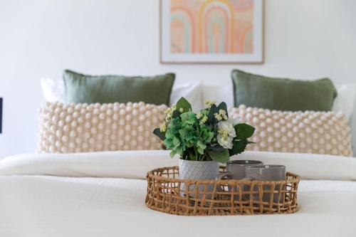 Zona de estar de A Chic 2BR Apt Near Melbourne Uni FREE Parking