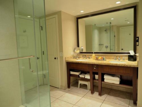 Un baño de Ocean View One Bedroom at Honua Kai!!