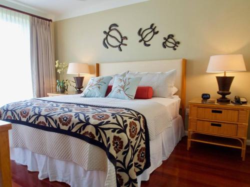 拉海纳Ocean View One Bedroom at Honua Kai!!的一间带床、两盏灯和一扇窗户的卧室