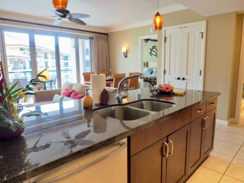 拉海纳Ocean View One Bedroom at Honua Kai!!的带水槽的厨房和客厅