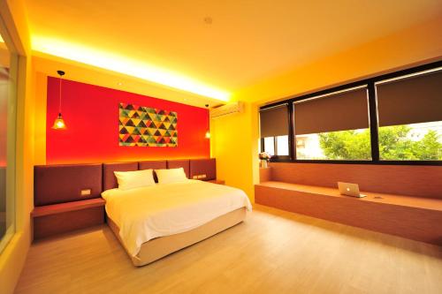 sypialnia z dużym łóżkiem i oknem w obiekcie Little Sunshine w mieście Dongshan