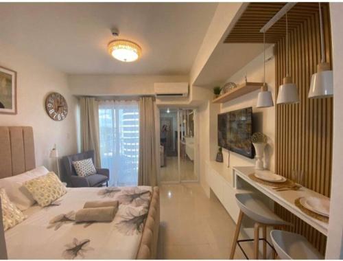 una camera da letto con un letto e una scrivania in una stanza di Inspiria Condo Davao - Chrystelle Staycation a Davao