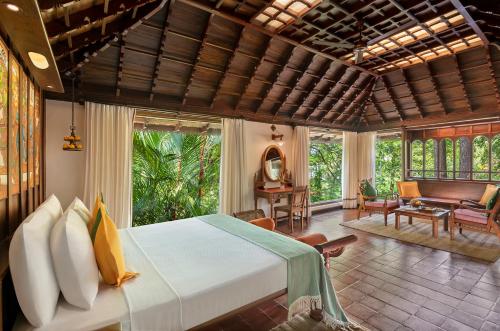 Postel nebo postele na pokoji v ubytování Kumarakom Lake Resort