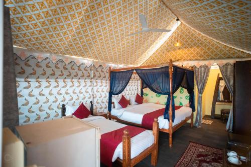 sypialnia z 2 łóżkami i sufitem w obiekcie The Royal Heritage Tent Resort- Statue of Unity w mieście Navgam