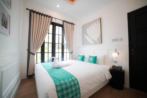 Tempat tidur dalam kamar di Ubu Villa California - 2 Bedrooms Villa in Yogyakarta