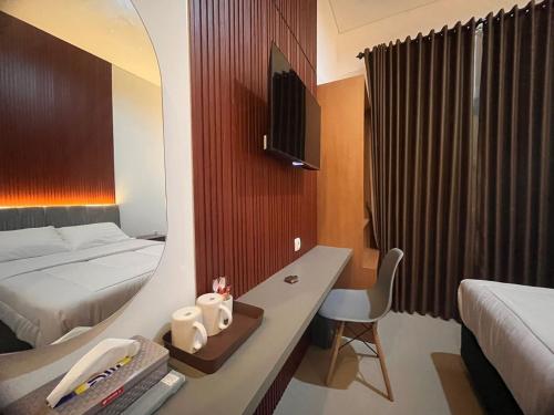 Pokój hotelowy z łóżkiem i lustrem w obiekcie House of Bedjo w mieście Demangan