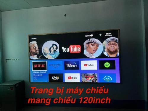 una pantalla de televisión con un montón de gente en ella en MOCA MOTEL en Cao Lãnh