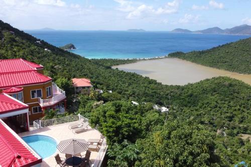 Uma vista da piscina em Holidaze Villas - Relax, Unwind & Rejuvenate! ou nos arredores