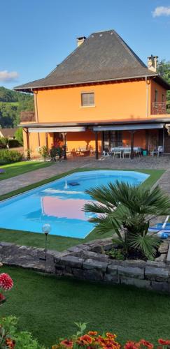 a large swimming pool in front of a house at Gîte, suite d'hote de charme, petit déjeuner compris in Firmi