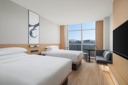 Ένα ή περισσότερα κρεβάτια σε δωμάτιο στο Fairfield by Marriott Hangzhou Wulin Square, China