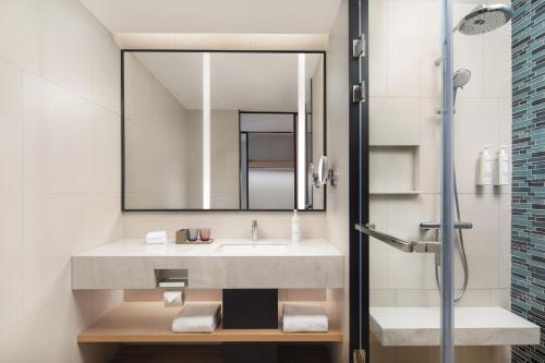 Ένα μπάνιο στο Fairfield by Marriott Hangzhou Wulin Square, China