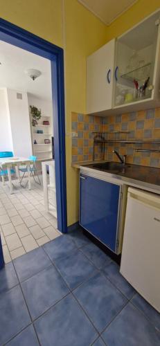 - une cuisine avec un évier et une table dans l'établissement Studio - Marina 4 - 13 allée des Pinons 8-1, à Saint-Jean-de-Monts