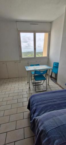 une pièce avec une table, des chaises et un lit dans l'établissement Studio - Marina 4 - 13 allée des Pinons 8-1, à Saint-Jean-de-Monts