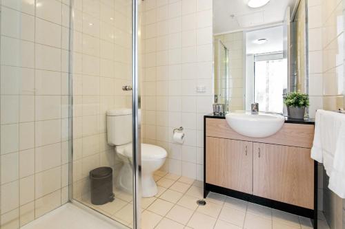 een badkamer met een toilet, een wastafel en een douche bij 3 BR 2 Bath 2 Carparks next to Crown Casino in Melbourne