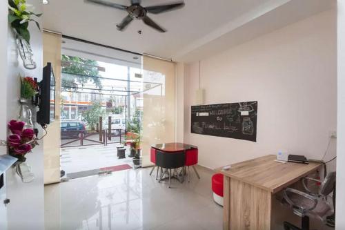 een woonkamer met een tafel en een eetkamer bij Penang Hill Lodge in Ayer Itam