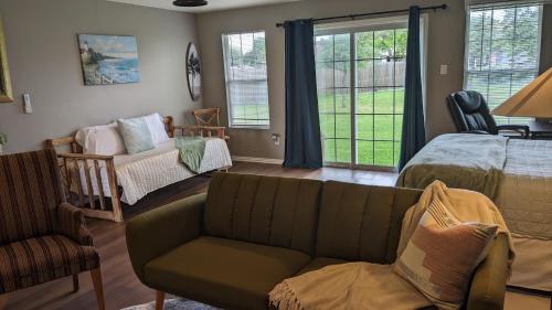 uma sala de estar com um sofá e uma cama em Quiet Condo near Laguna Madre C em Corpus Christi