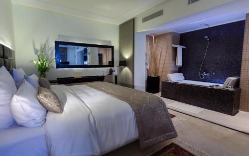 Habitación de hotel con cama y bañera en Business Hotel, en Túnez
