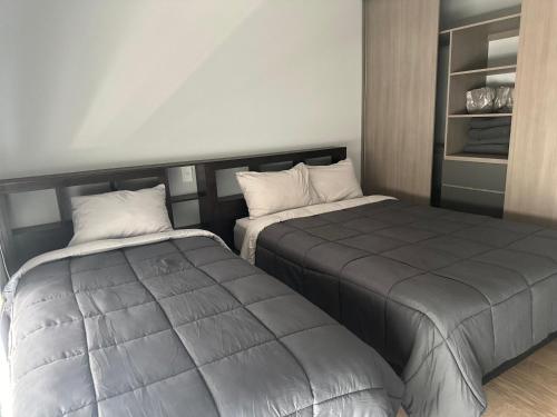 2 Betten nebeneinander in einem Zimmer in der Unterkunft Coahuila in Mexiko-Stadt