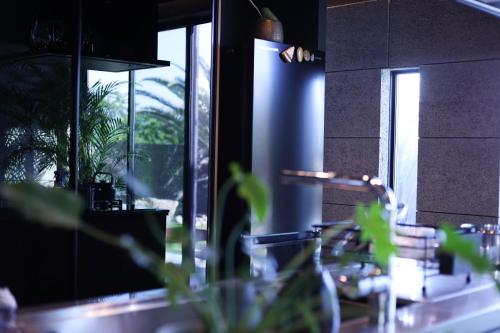a mirror in a room with a table and chairs at ＩＲＡＧＯ　ＡＲＴ　 ＨＯＴＥＬ 　THECAPE in Irago