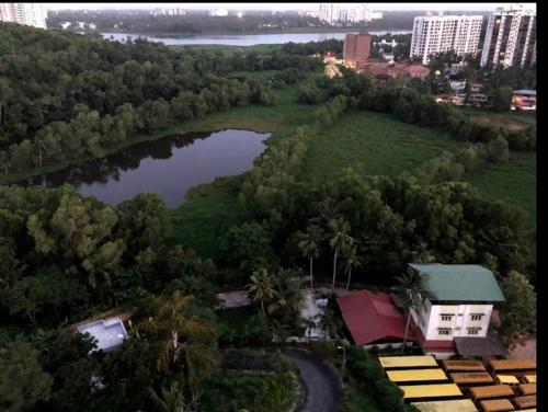 una vista aerea di una casa e di un lago di Calm and Cosy 1bhk in Thiruvananthapuram a Trivandrum