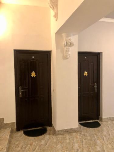 twee bruine deuren in een kamer met een muur bij Apartment in Alaverdi in Alaverdi