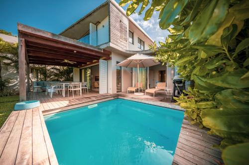 - une piscine en face d'une maison dans l'établissement Manta Cove by Horizon Holidays, à Tamarin
