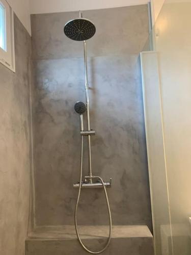 une douche dans une salle de bain avec une porte vitrée dans l'établissement Jolie médocaine avec jardin, à Saint-Estèphe