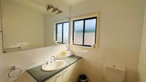 A bathroom at Varyam House