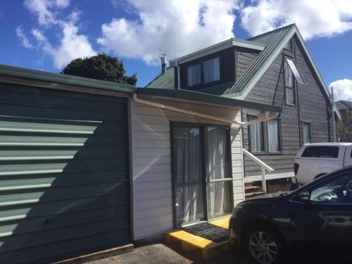 una casa con un coche aparcado delante de ella en 驿站, en Auckland