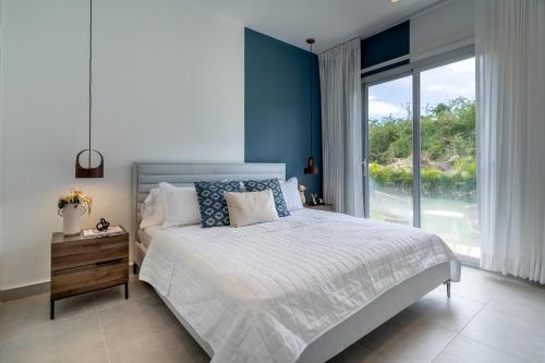 a bedroom with a large bed and a large window at New villa by the beach! in Boca del Soco