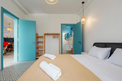 ein Schlafzimmer mit einem großen Bett mit zwei Handtüchern darauf in der Unterkunft Villa Capri-Kaprovani in Shekhvetili