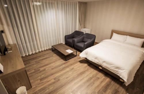 Postel nebo postele na pokoji v ubytování Suave Hotel