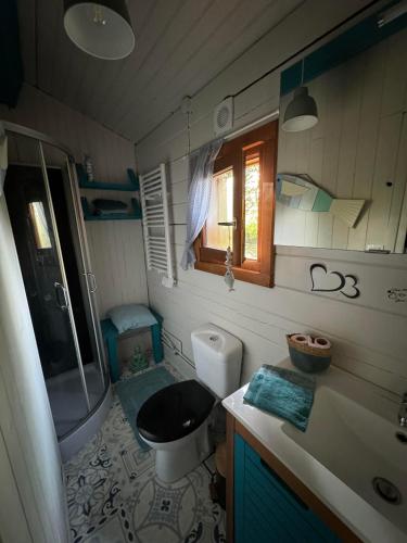 Ένα μπάνιο στο Gite La Vie Est Belle, Chalet dans un petit coin de paradis
