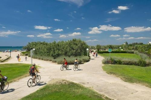 - un groupe de personnes à vélo sur un sentier près de la plage dans l'établissement Appartement Studio Cabine Plage, à La Grande Motte